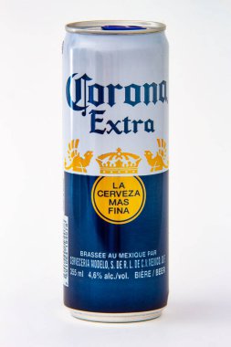 Calgary, Alberta, Kanada. Haziran 08, 2020. İzole edilmiş beyaz arka planda fazladan bir Corona bira kutusu.