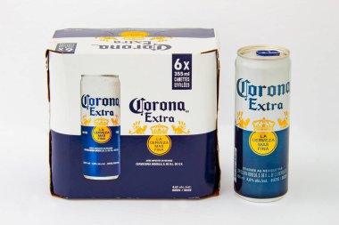 Calgary, Alberta, Kanada. Haziran 08, 2020. İzole edilmiş bir Corona 6 paket kutu ve beyaz arka planda bir bira kutusu..