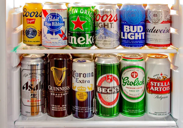 加拿大艾伯塔省卡尔加里 2020年6月9日 各种工艺啤酒罐 来自世界各地的国产啤酒和进口啤酒 装在家用冷藏箱的小型冰箱里 酒精饮料背景 啤酒风格不同 — 图库照片