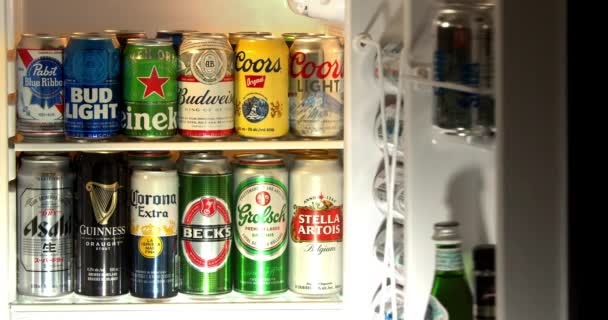 Человек Открывающий Холодильник Отеле Получить Пиво Мини Бар Импортным Внутренним — стоковое видео