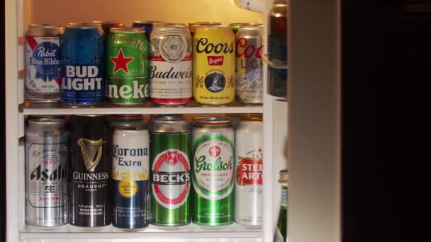 Человек Открывающий Холодильник Отеле Получить Пиво Мини Бар Импортным Внутренним — стоковое видео