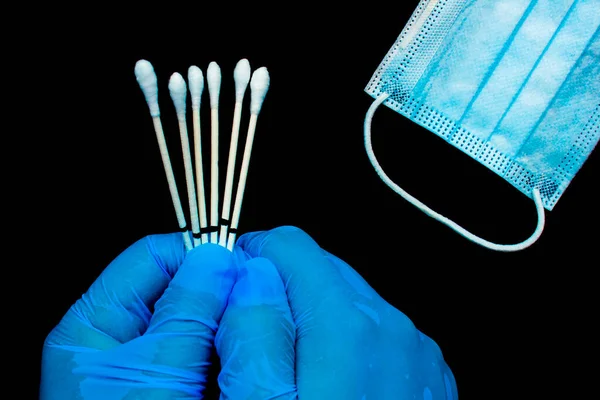 Een Close Van Handen Met Handschoenen Een Medisch Persoonlijk Keeldoekje — Stockfoto