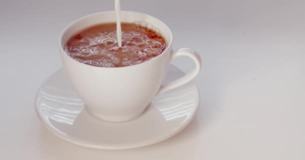 Verter Crema Sobre Una Taza Café Sobre Fondo Blanco — Vídeo de stock
