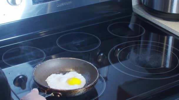 Una Persona Cocinando Huevo Frito Una Sartén Con Aceite Volteándolo — Vídeo de stock