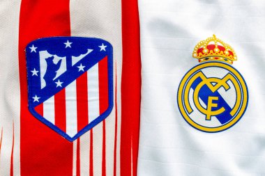 Calgary, Alberta, Kanada. 10 Temmuz 2020. Kulüp Atletico de Madrid, Real Madrid 'e karşı. Forma logolarına yakın.