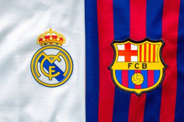 Calgary, Alberta, Kanada. 10 Temmuz 2020. Club Barcelona, Real Madrid 'e karşı. Forma logolarına yakın.
