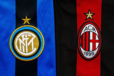 Calgary, Alberta, Kanada. 10 Temmuz 2020. AC Milan, Inter Milan 'a karşı. Forma logolarına yakın.