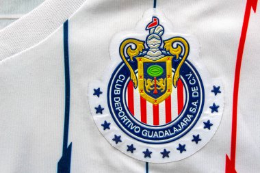Calgary, Alberta, Kanada. 10 Temmuz 2020. Guadalajara Chivas Futbol Takımı forma üzerindeki logolarına çok yakın..