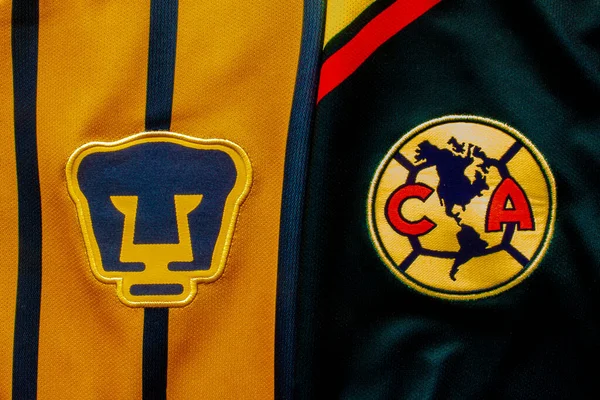 Calgary, Alberta, Kanada. 10 Temmuz 2020. Pumas UNAM, Club America Futbol Kulübü 'ne karşı Forma üzerindeki logolarına yakın..
