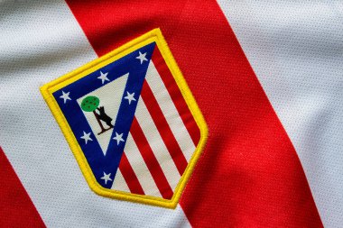 Calgary, Alberta, Kanada. 10 Temmuz 2020. Atletico de Madrid Futbol Takımı forma üzerindeki logolarına çok yakın..