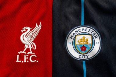 Calgary, Alberta, Kanada. 10 Temmuz 2020. Liverpool FC, Manchester City futboluna karşı forma logolarına yakın.