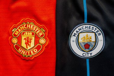 Calgary, Alberta, Kanada. 10 Temmuz 2020. Manchester United, Manchester City futboluna karşı forma logolarına yakın.