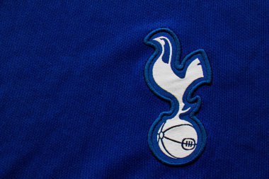 Calgary, Alberta, Kanada. 10 Temmuz 2020. Tottenham Hotspur F.C. Futbol topu forma logolarına yakın.