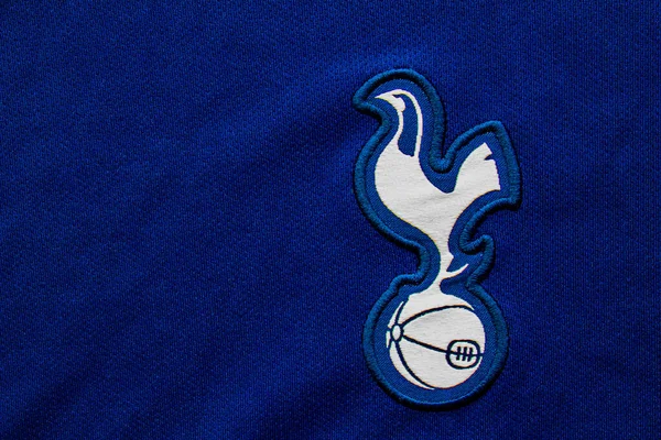 加拿大艾伯塔省卡尔加里 2020年7月10日 Tottenham Hotspur 足球接近他们的球衣标志 — 图库照片