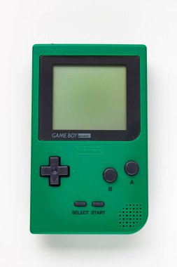 Calgary, Alberta, Kanada. 20 Temmuz 2020. Beyaz arkaplanda Yeşil Gameboy Pocket