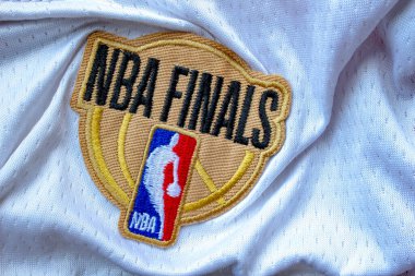 Calgary, Alberta, Kanada. 21 Temmuz 2020. NBA Finalleri Beyaz basketbol topu Jersey 'de logo.