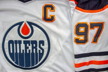 Calgary, Alberta, Kanada. 26 Temmuz 2020. Edmonton Oilers logosuna yakın plan beyaz bir hokey forması ve 97 numaralı kaptan..