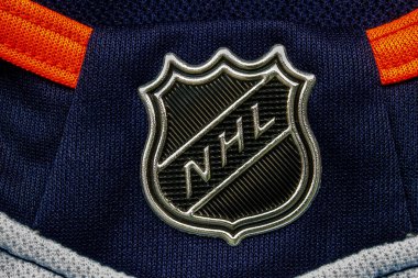 Calgary, Alberta, Kanada. 26 Temmuz 2020. Mavi hokey formasının üzerindeki NHL logosuna yakın plan..