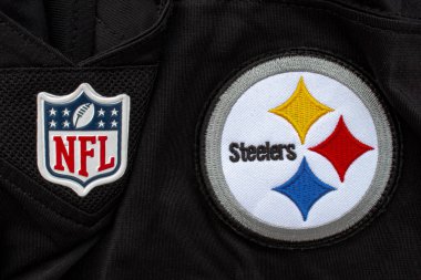 Calgary, Alberta, Kanada. 26 Temmuz 2020. Siyah bir forma üzerinde NFL ve Steelers logosu..