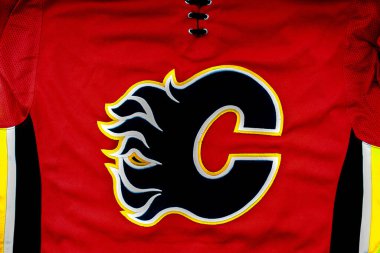 Calgary, Alberta, Kanada. 26 Temmuz 2020. Kırmızı hokey formasının üzerindeki Calgary Flames logosuna yakın plan..