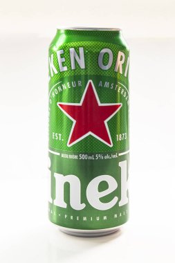 Calgary, Alberta, Kanada. Ağustos 2, 2020. Beyaz arka planda 500 ML 'lik Heineken Tallboy Bira Kutusu.