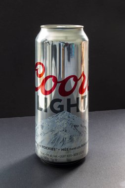 Calgary, Alberta, Kanada. Ağustos 2, 2020. Siyah arka planda 710 ML 'lik Coors Light Tallboy Bira Kutusu..