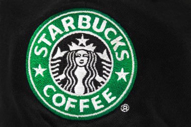 Calgary, Alberta, Kanada. Ağustos 2, 2020. Starbucks 'ın kapağını kapat Siyah şapkalı ya da şapkalı kahve logosu.