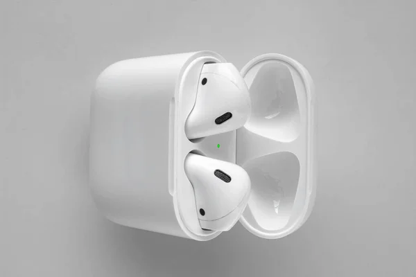 Calgary Alberta Canada Aug 2020 Close Apple Airpods Wireless Charging — Stock Photo, Image