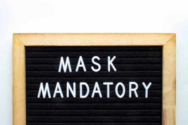 Máscara Mensagem Obrigatória Uma Placa Preta — Fotografia de Stock