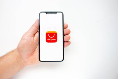 Calgary, Alberta, Kanada. 15 Ağustos 2020. AliExpress uygulaması ile iPhone 11 Pro Max kullanan bir kişi