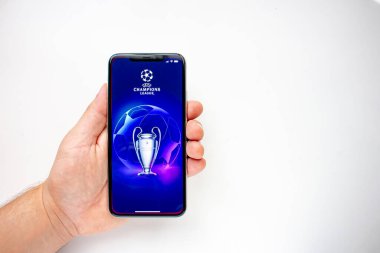 Calgary, Alberta, Kanada. 15 Ağustos 2020. UEFA Şampiyonlar Ligi başvurusu için iPhone 11 Pro Max kullanan bir kişi.