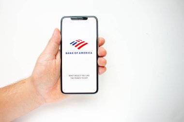 Calgary, Alberta, Kanada. 15 Ağustos 2020. Amerika Bankası Uygulaması ile iPhone 11 Pro Max kullanan bir kişi