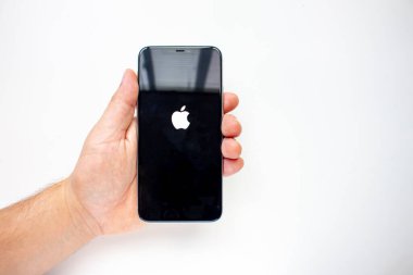 Calgary, Alberta, Kanada. 15 Ağustos 2020. Bir kişi iPhone 11 Pro Max ve Apple logosu tutuyor.