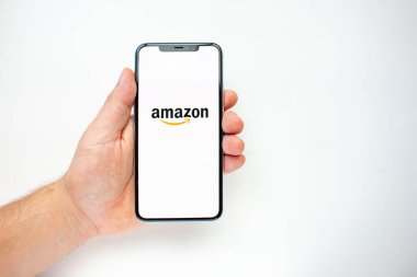 Calgary, Alberta, Kanada. 15 Ağustos 2020. Amazon Uygulaması ile iPhone 11 Pro Max kullanan bir kişi
