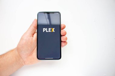 Calgary, Alberta, Kanada. 15 Ağustos 2020. PLEX Uygulaması ile iPhone 11 Pro Max kullanan bir kişi.