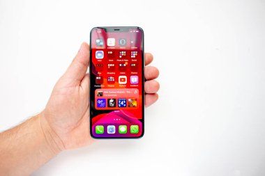 Calgary, Alberta, Kanada. 15 Ağustos 2020. iPhone 11 Pro Max 'i elinde tutan kişi yeni iOS14 ile Programcıklarla yüklenmiş
