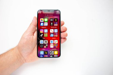 Calgary, Alberta, Kanada. 15 Ağustos 2020. iPhone 11 Pro Max 'i yeni iOS14 Uygulama Kütüphanesi ile elinde tutan kişi.