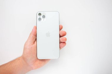 Calgary, Alberta, Kanada. 15 Ağustos 2020. Arka tarafta iPhone 11 Pro Max 'i tutan biri kameraları gösteriyor.