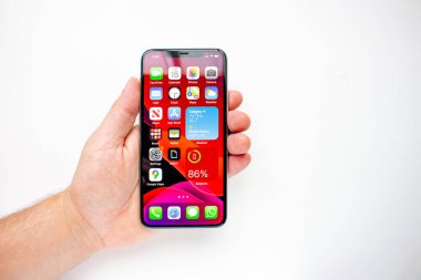 Calgary, Alberta, Kanada. 15 Ağustos 2020. iPhone 11 Pro Max 'i yeni iOS14 ana ekran ile tutan kişi..