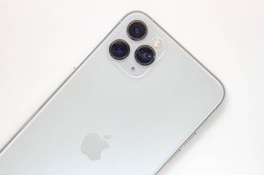 Calgary, Alberta, Kanada. 15 Ağustos 2020. Arka kameralarda iPhone 11 Pro Max tutan biri.