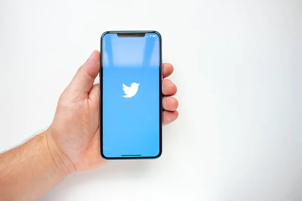 加拿大艾伯塔省卡尔加里 2020年8月15日 使用Twitter应用程序持有Iphone Pro Max的人 — 图库照片