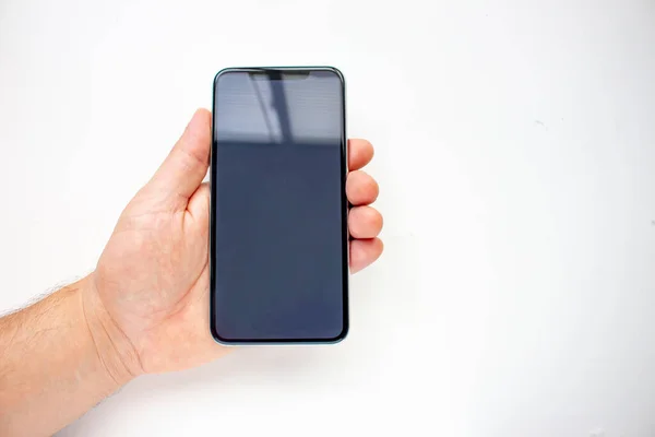 Person Som Håller Smart Phone Med Grå Skärm Vit Bakgrund — Stockfoto