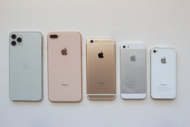 Calgary, Alberta, Kanada. 22 Ağustos 2020. Beyaz arkaplanda birkaç iPhone kamerası var.