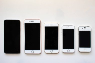 Calgary, Alberta, Kanada. 22 Ağustos 2020. Beyaz arkaplanda birkaç iPhone ekranı.