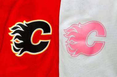 Calgary, Alberta, Kanada. 23 Ağustos 2020. Kırmızı ve pembe hokey formasında NHL Calgary Flames logosu..