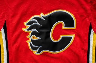 Calgary, Alberta, Kanada. 23 Ağustos 2020. Calgary Flames hokey hokeyi kırmızı formasına yakın..