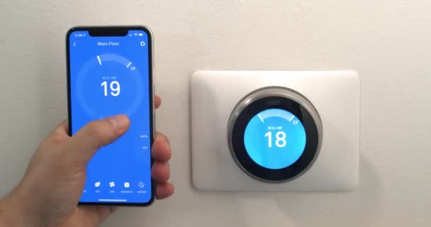 Uma Pessoa Economizando Energia Com Smartphone Usando Métricas Celsius Usando — Vídeo de Stock