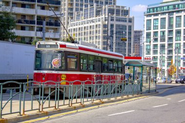 Toronto, Ontario, Kanada. Bölüm 5, 2020. Şehir tramvayı, Kızıl Toronto, tramvay tramvayı Toronto şehir merkezi Toronto Kanada