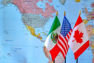Calgary, Alberta, Kanada. Sep 8, 2020. Kanada, ABD, Meksika bayrakları, Kuzey Amerika serbest ticaret anlaşması yeni anlaşma.