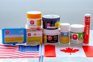 Calgary, Alberta, Kanada. Sep 18, 2020. Kanada yasal keneviri ABD ve Kanada bayraklı marihuana markaları.